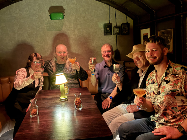 voy-2025-08/voy-2025-08-12-speakeasy-groupe.jpg
