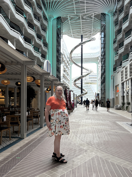 voy-2025-08/voy-2025-08-17-promenade-1.jpg