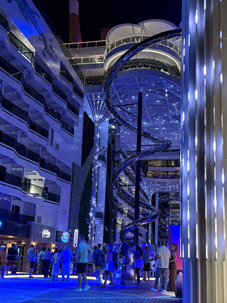 voy-2025-08/voy-2025-08-18-promenade-2.jpg