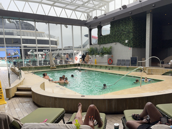 v-2026-08-08/voy-2026-08-08-03-piscine-interieure.jpg