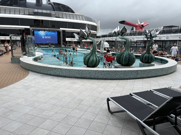 v-2026-08-08/voy-2026-08-08-04-piscine-exterieure.jpg