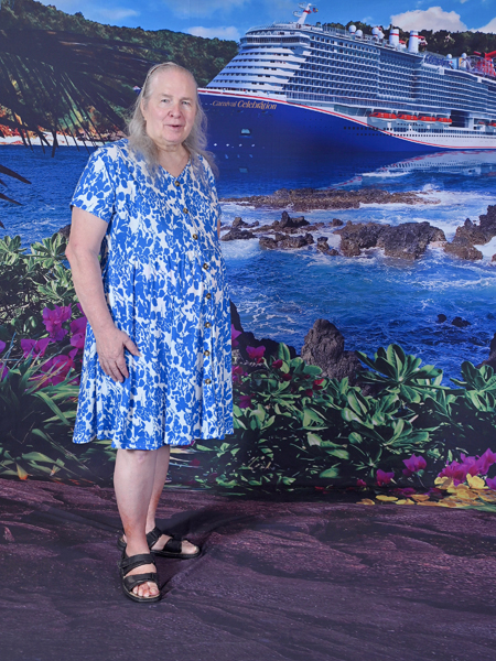 v-2026-08-15/voy-2026-08-15-08-robe-bleue-navire.jpg