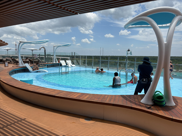 v-2026-08-15/voy-2026-08-15-14-piscine-froide.jpg